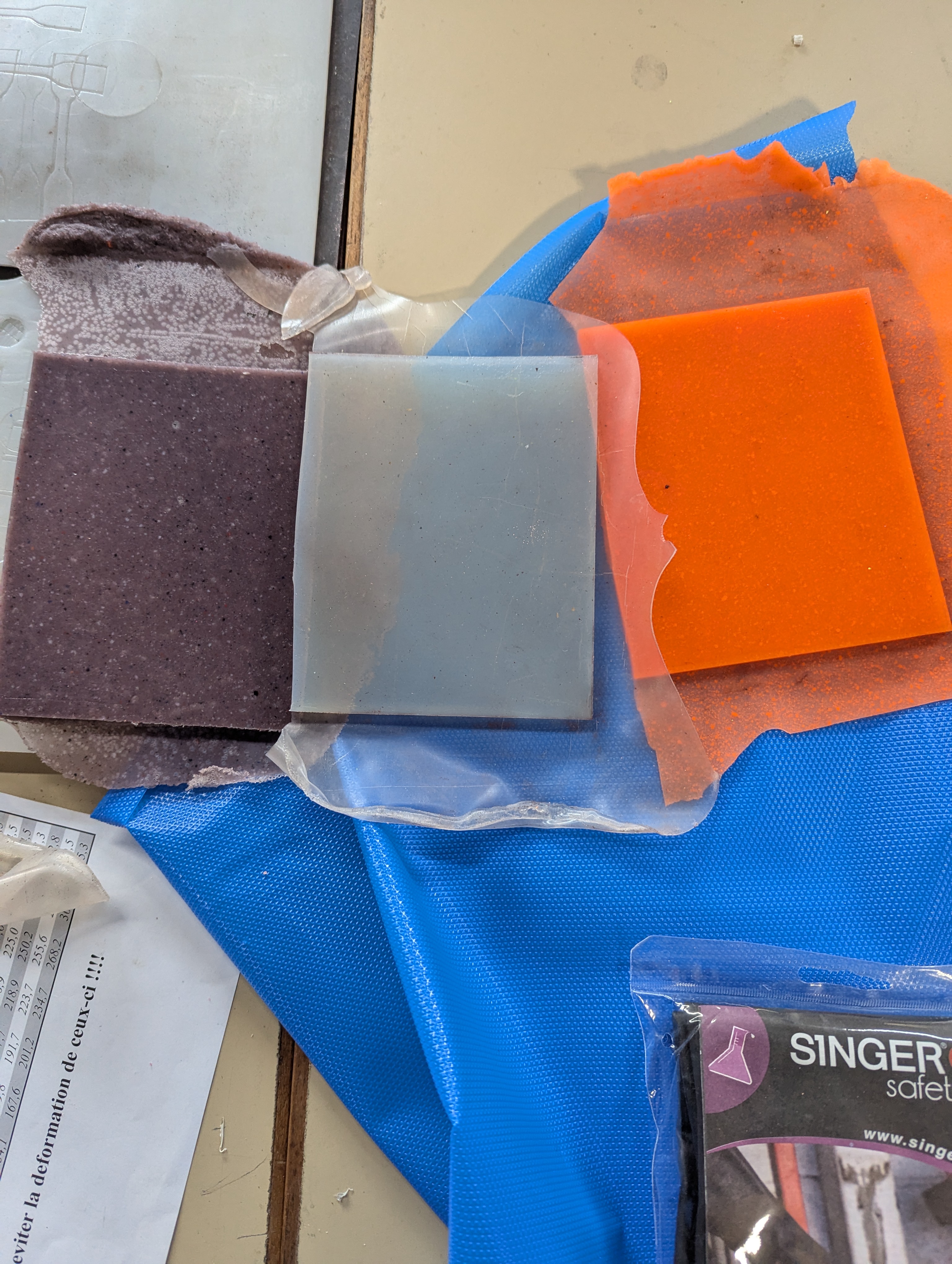 Plaque silicone recyclé (grise) vs plaque vierge (transparente) — comparaison visuelle